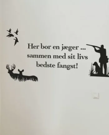 Her Bor En Jæger Wallsticker