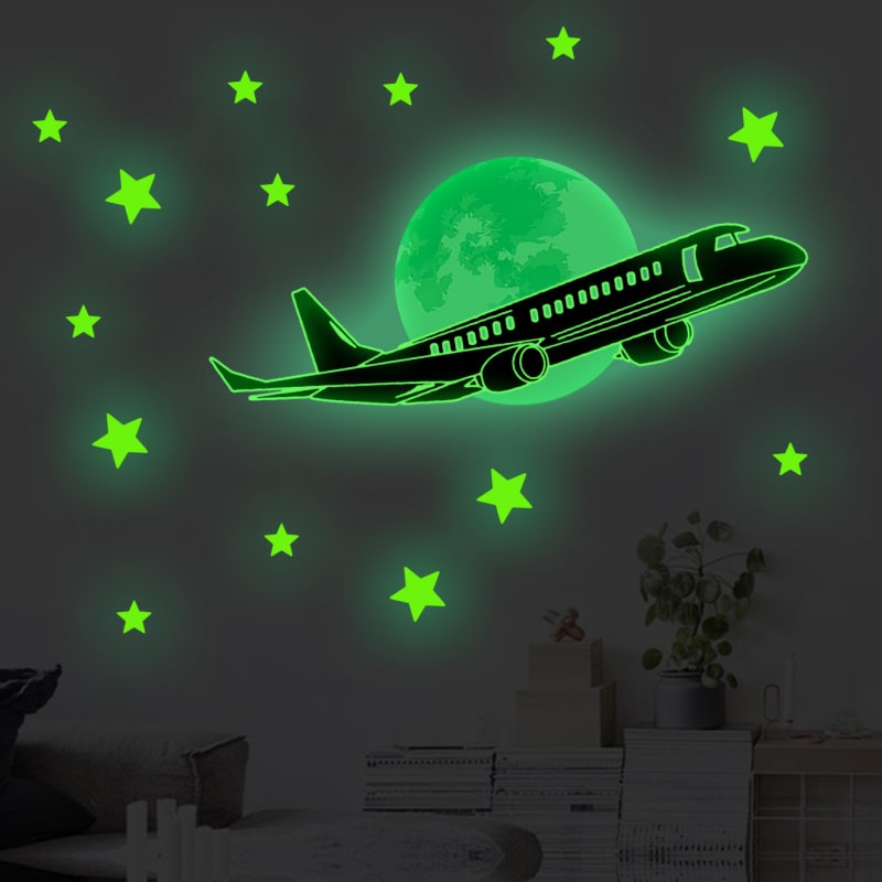Selvlysende Wallsticker Til Den Lille Pilot Stjernehimmel Med En Flyver Foran Månen Samt Masser Af Stjerner