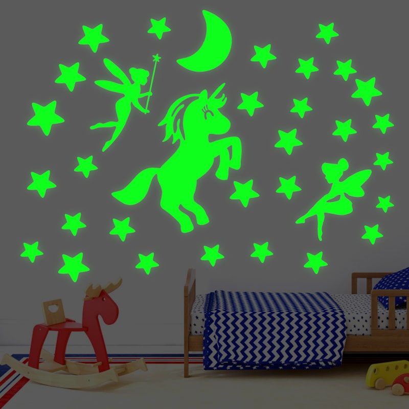 Sød Selvlysende Wallsticker Med En Enhjørning Feer Måne Og Masser Af Stjerner
