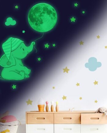 Sød Selvlysende Wallsticker Med En Lille Elefant Unge Der Holder Månen   En Snor  Stor  74 Stk