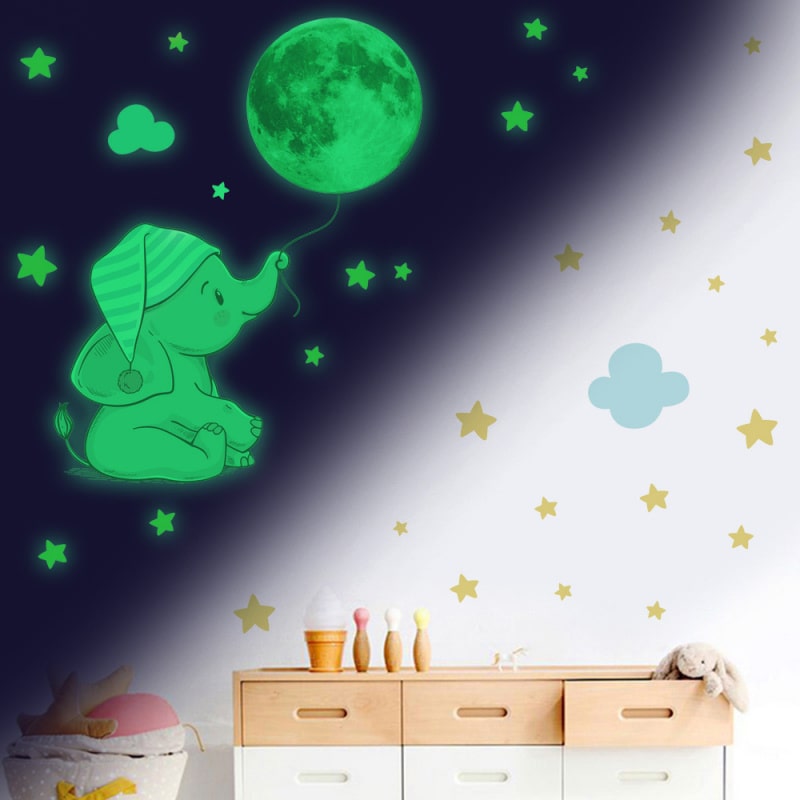 Sød Selvlysende Wallsticker Med En Lille Elefant Unge Der Holder Månen En Snor Stor 74 Stk