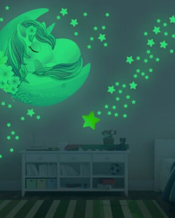 Sød Selvlysende Wallsticker Med En Sovende Enhjørning Med Masser Af Stjerner