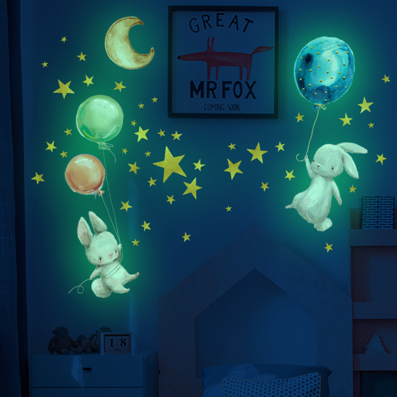 Sød Selvlysende Wallsticker Med To Små Kaniner Der Svæver Med Balloner Omgivet Af Masser Af Stjerner