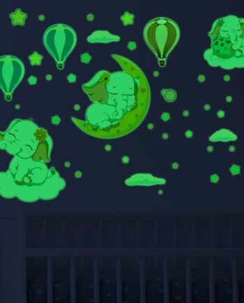 Sød Selvlysende Wallsticker Med Tre Små Elefant Unger Blandt Luftballoner Og Stjerner